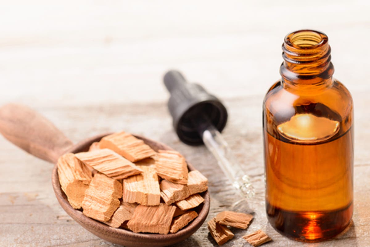 منافع زيت خشب الصندل على البشرة