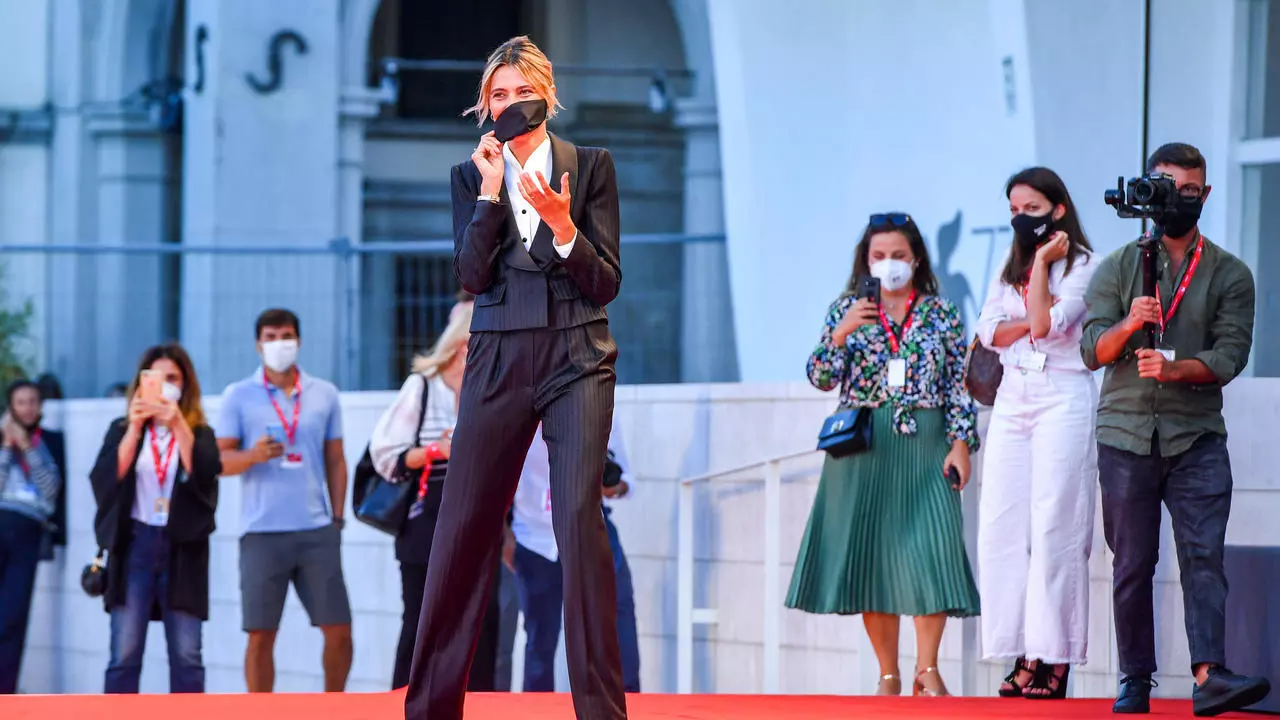 أجمل إطلالات النجمات في افتتاح مهرجان البندقية بدورته الـ77