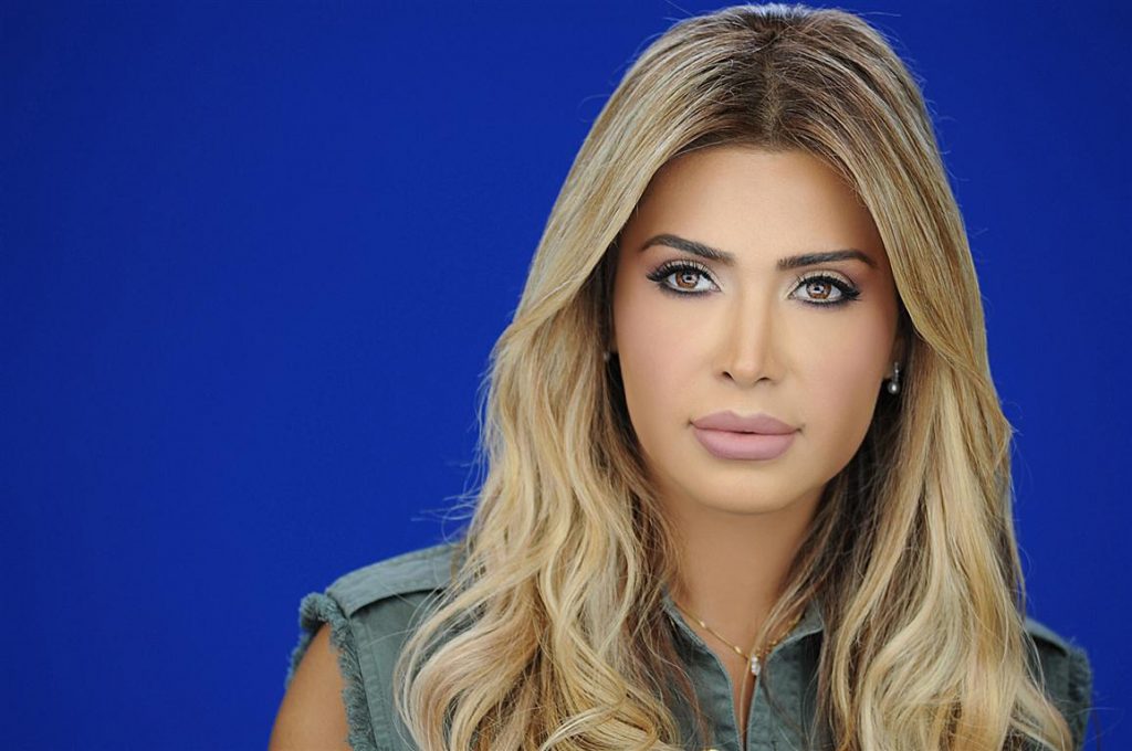 أحمر الشفاه النيود المثالي لكافة الأوقات اعتمديه بأسلوب نوال الزغبي
