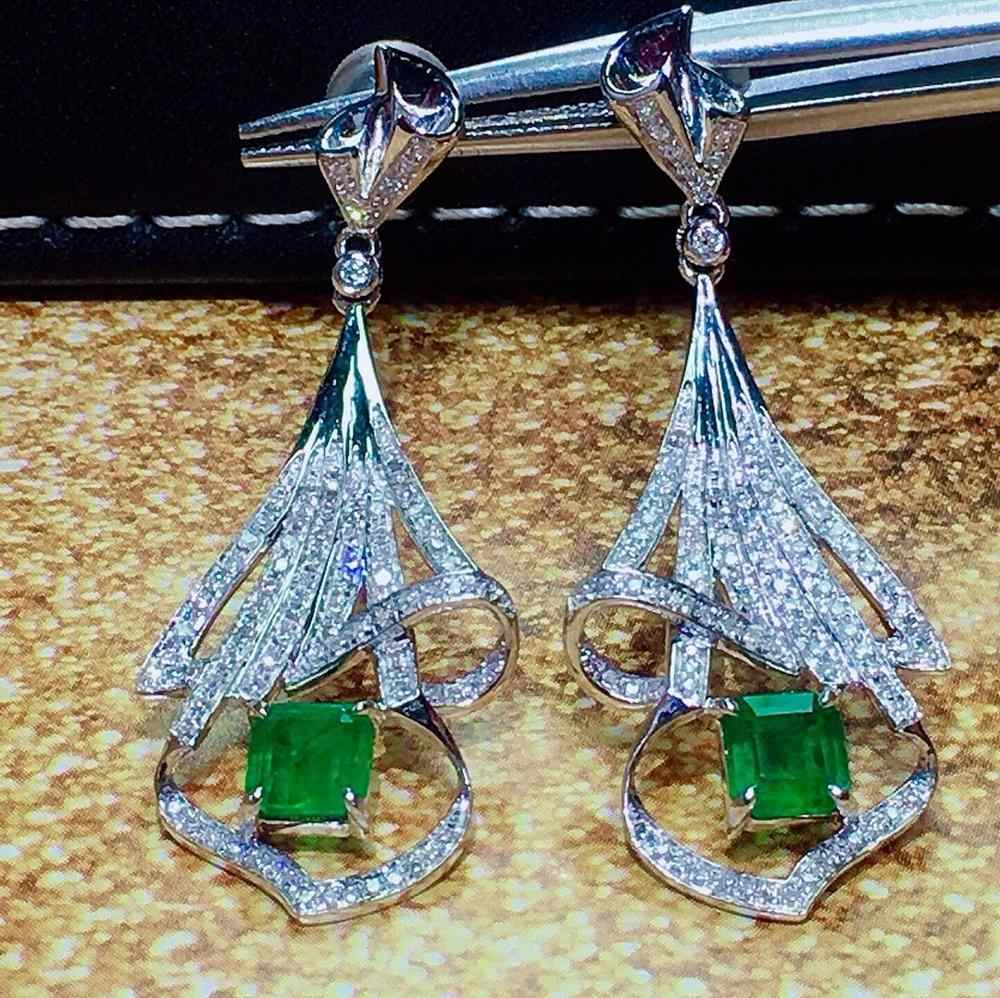 أجمل الأقراط المرصعة بالأحجار الكريمة لموضة خريف ساحرة