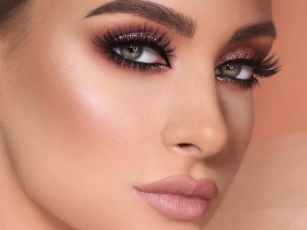 تعلمي طريقة تطبيق المكياج السموكي اللامع بالخطوات