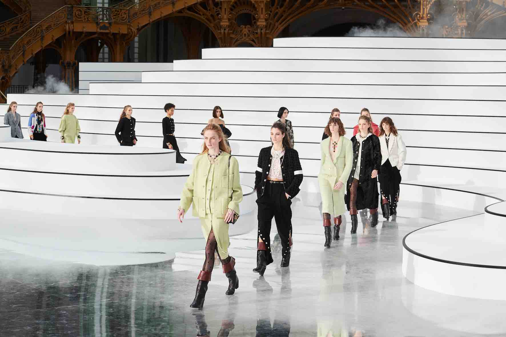 مجموعة أزياء للمرأة العصرية من عروض أزياء شانيل لخريف وشتاء 2020-2021