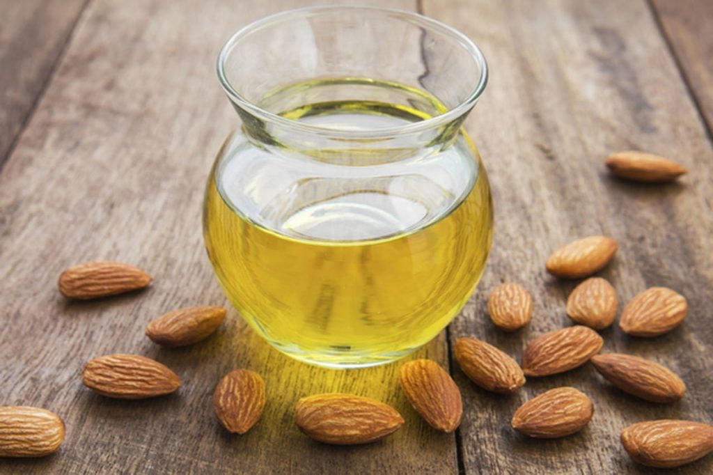 وصفات زيت اللوز الحلو في مقاومة تجاعيد البشرة وعلاجها