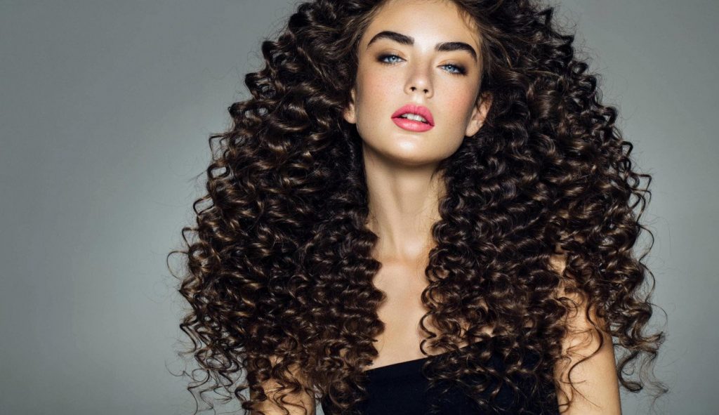 صاحبات الشعر الكيرلي : إليك أفضل المواد الطبيعية للعناية به