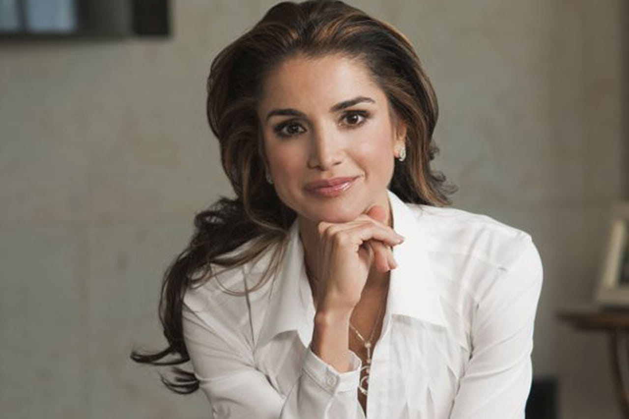 أجمل الإطلالات المحتشمة من وحي الملكة رانيا للصبايا