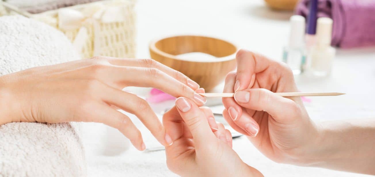 المنطقة حول الأظافر 