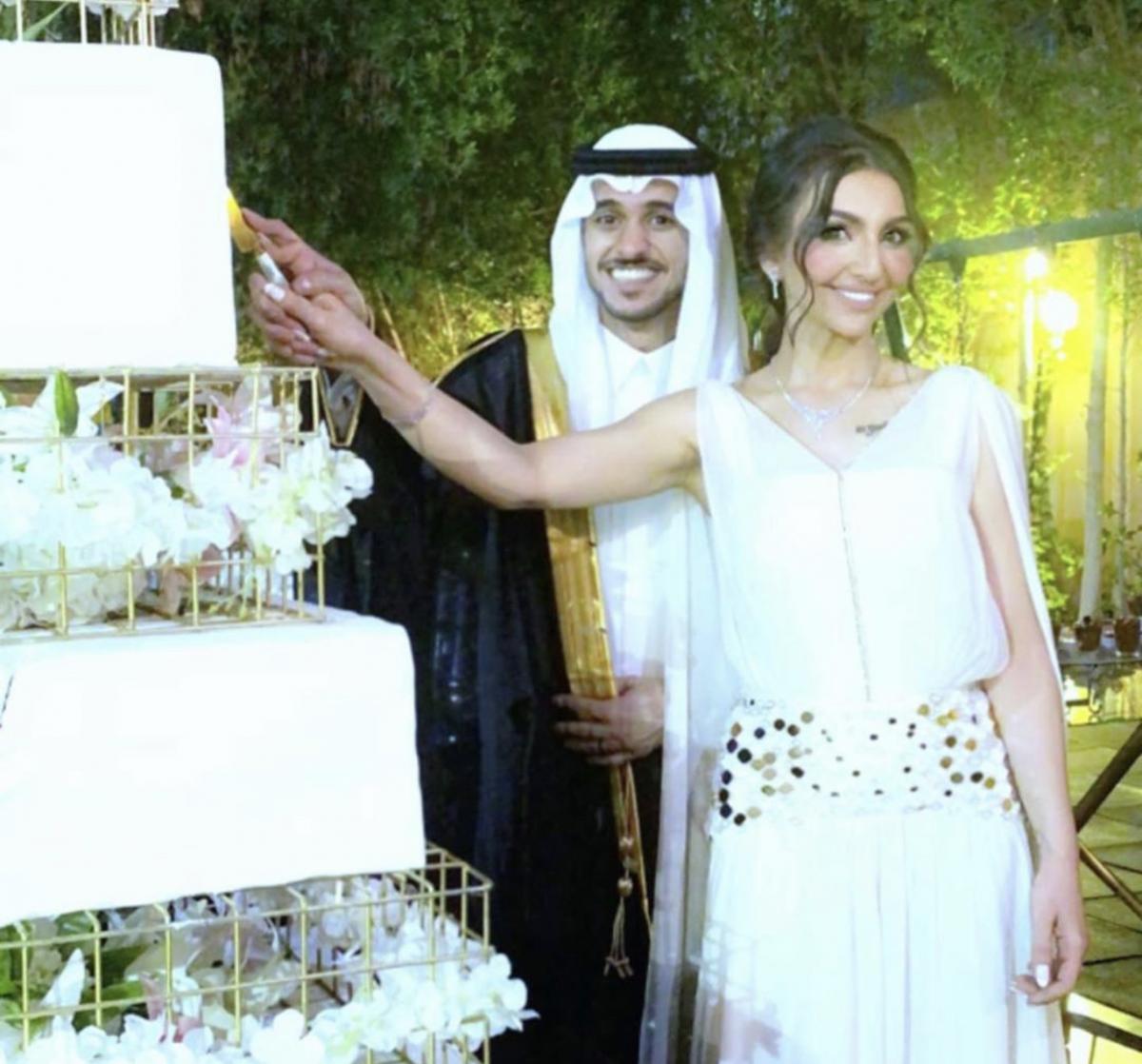 بالفيديو: عايض يوسف يغار على زوجته ويمنعها من القيام بهذا الأمر!