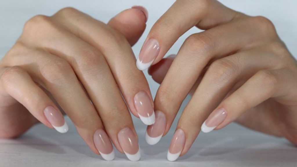 كيفية تطبيق المناكير الفرنسي في المنزل … عليك معرفتها