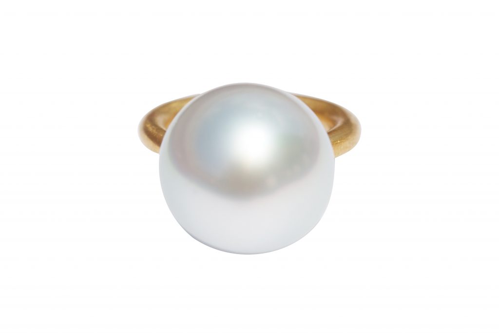 أجمل موديلات خواتم خطوبة مزينة باللؤلؤ لهذا الموسم