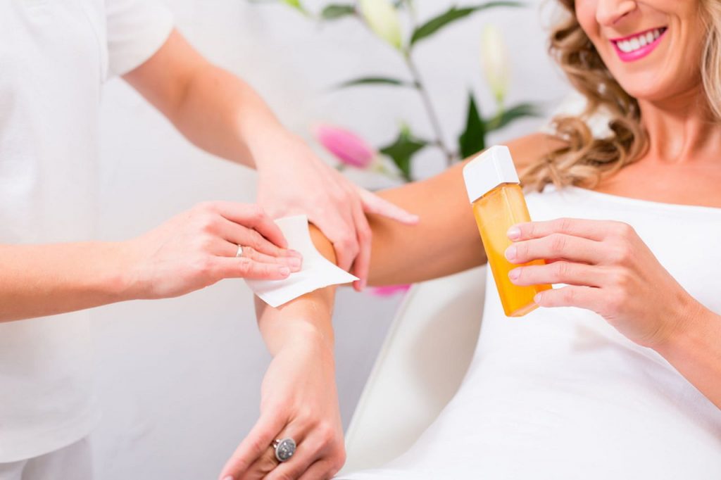 للعروس: تعرفي إلى مميزات وعيوب الطرق الشائعة لإزالة الشعر الزائد