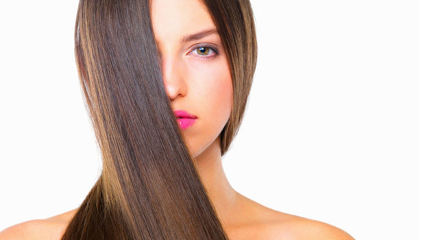 3 حيل لتمليس الشعر بدون حرارة.. اكتشفيها