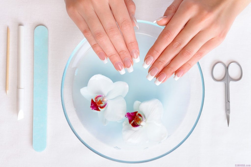 4 طرق سهلة لتنظيف الأظافر المتسخة من البقع وتبييضها