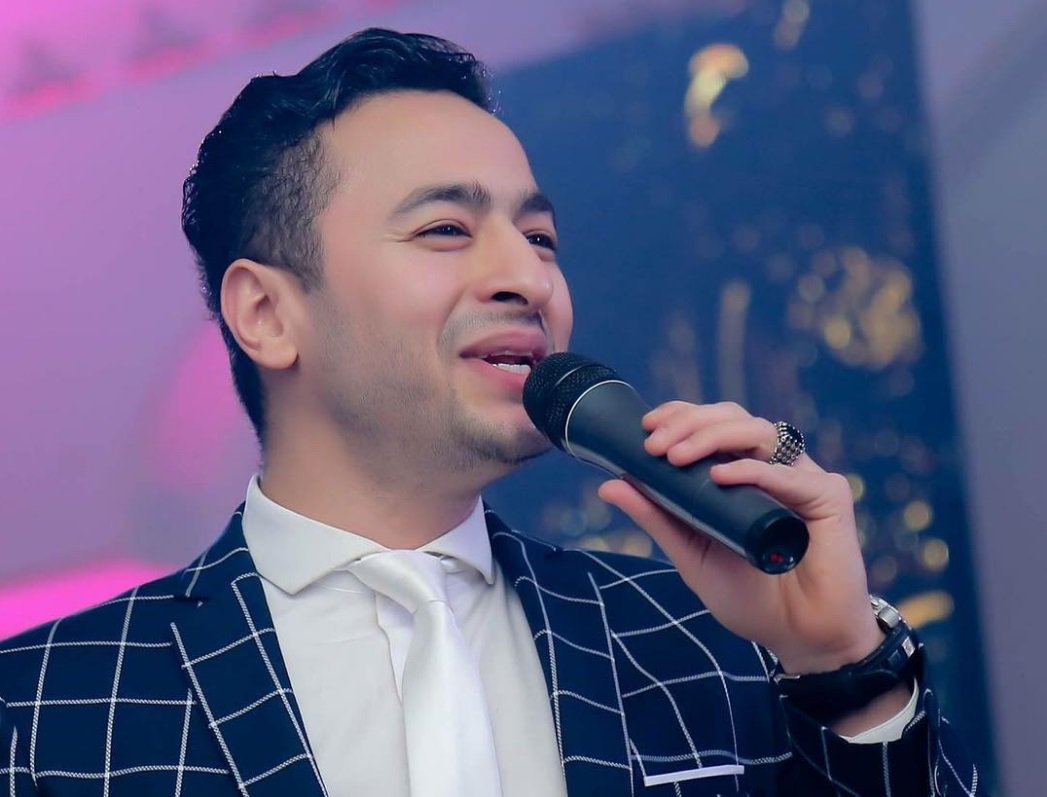 حمادة هلال يطلب من الجمهور الدعاء لزوجته!