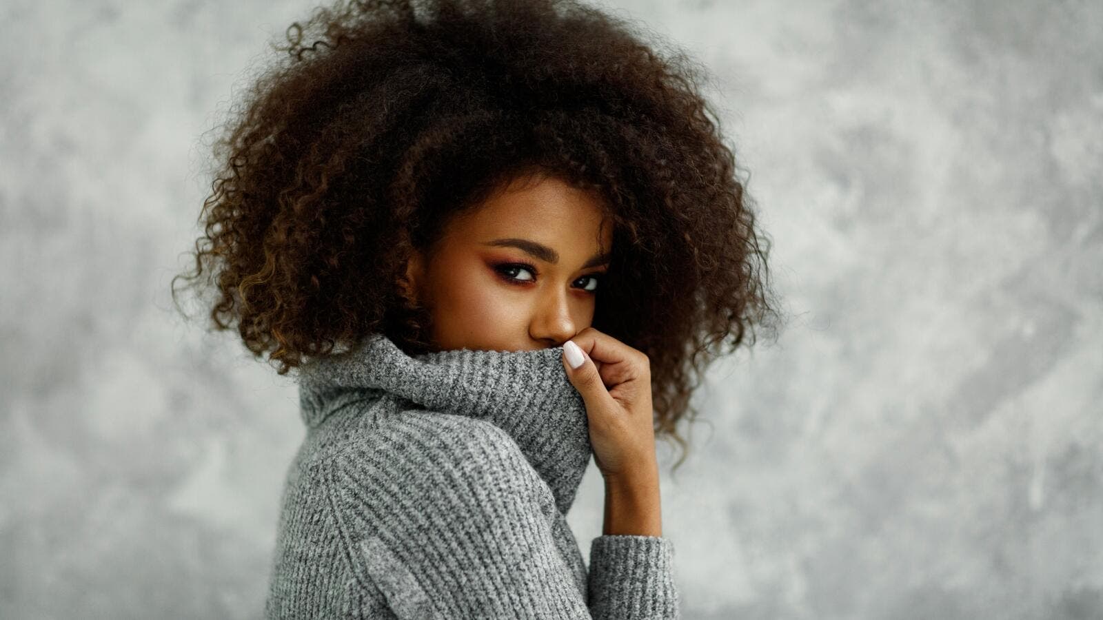 كيف تنسقين مجوهراتك المفضلة مع الكنزات الشتوية