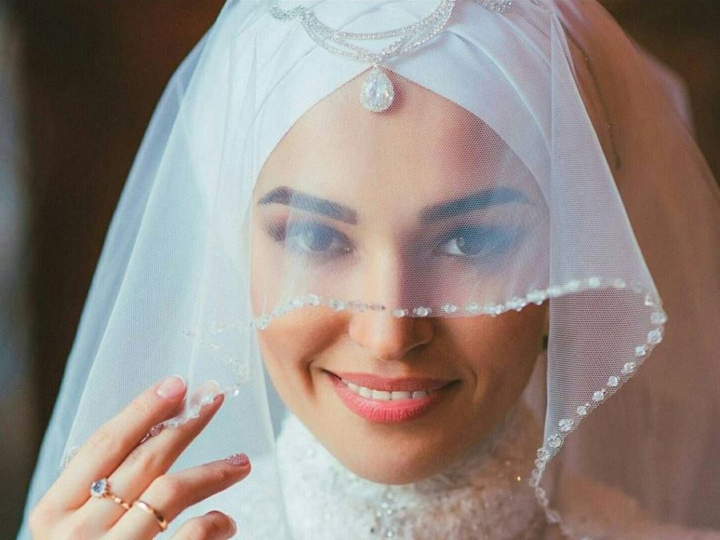 للعروس: أجمل موديلات لفات الحجاب والطرحة للمحجبات