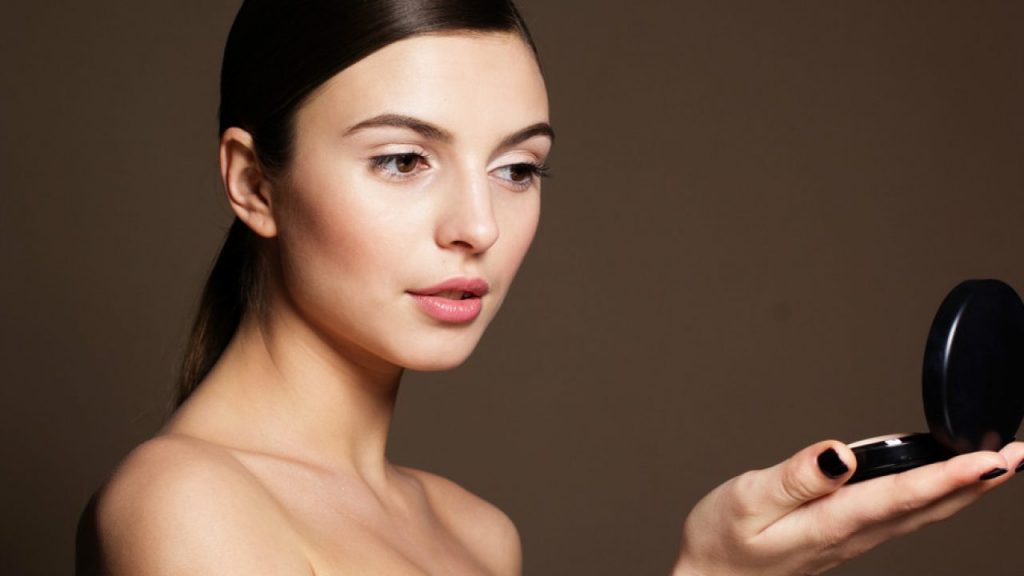 إليك أسرار الحصول على بشرة لامعة دون مستحضرات!