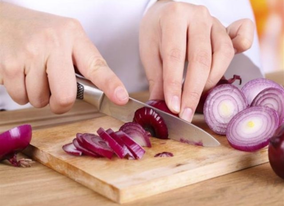 للعروس الجديدة: 6 حيل للتخلص من رائحة الثوم والبصل من اليدين