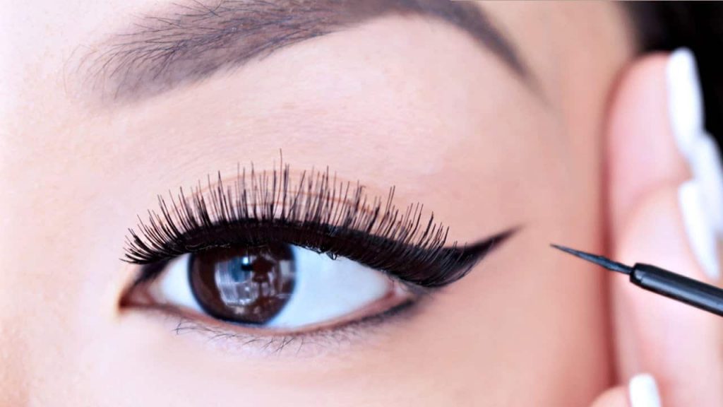 للعروس: رسمات آيلاينر جذابة عليك تجربتها في يوم الزفاف