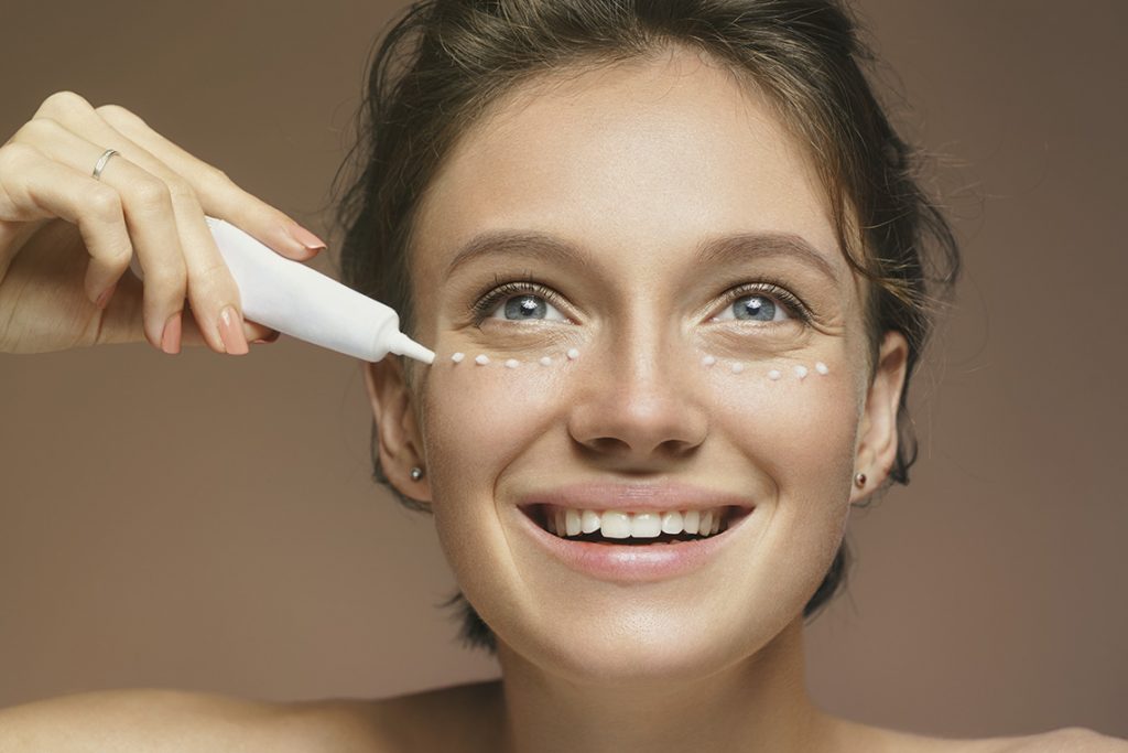 4 نصائح أساسية للعناية بمحيط العينين بشكل صحيح