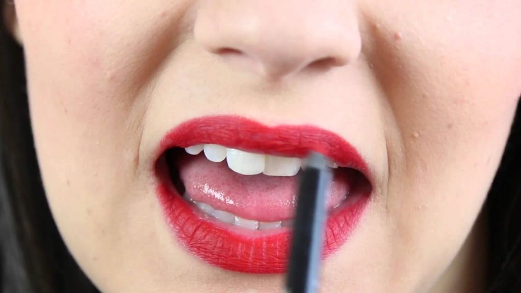 3 حيل للحصول على إطلالة أحمر الشفاه مثالية