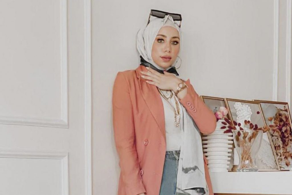 للمحجبات: 4 إطلالات أنيقة بالبليزر الملون من وحي مدونات الموضة