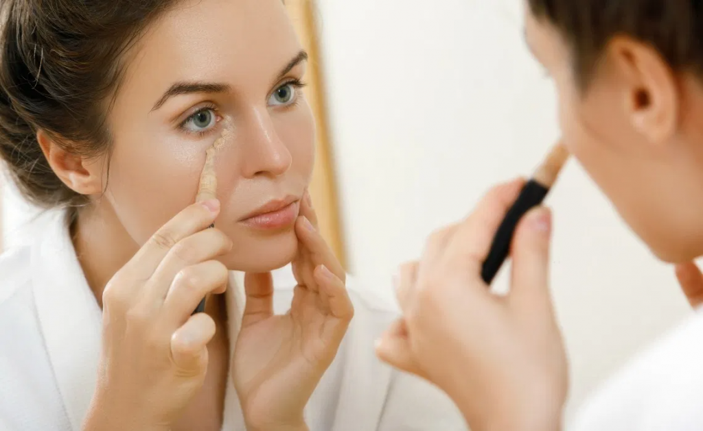 5 حيل لإخفاء العيون المتعبة بالمكياج.. جربيها