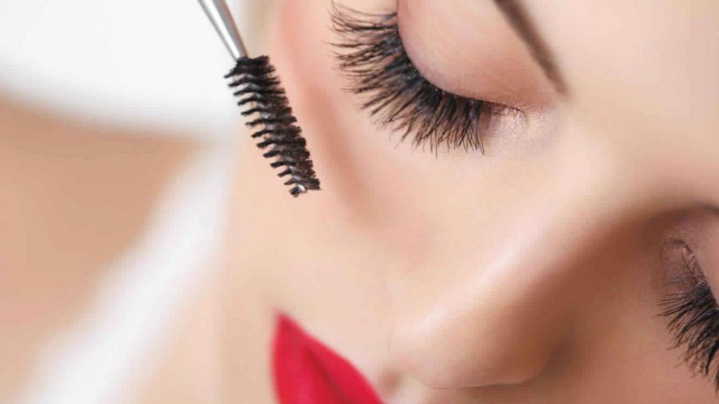 4 طرق للحصول على رموش طويلة وصحية