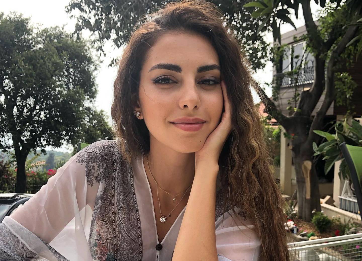 بالفيديو: فاليري أبو شقرا تعلن عن حملها رسميا