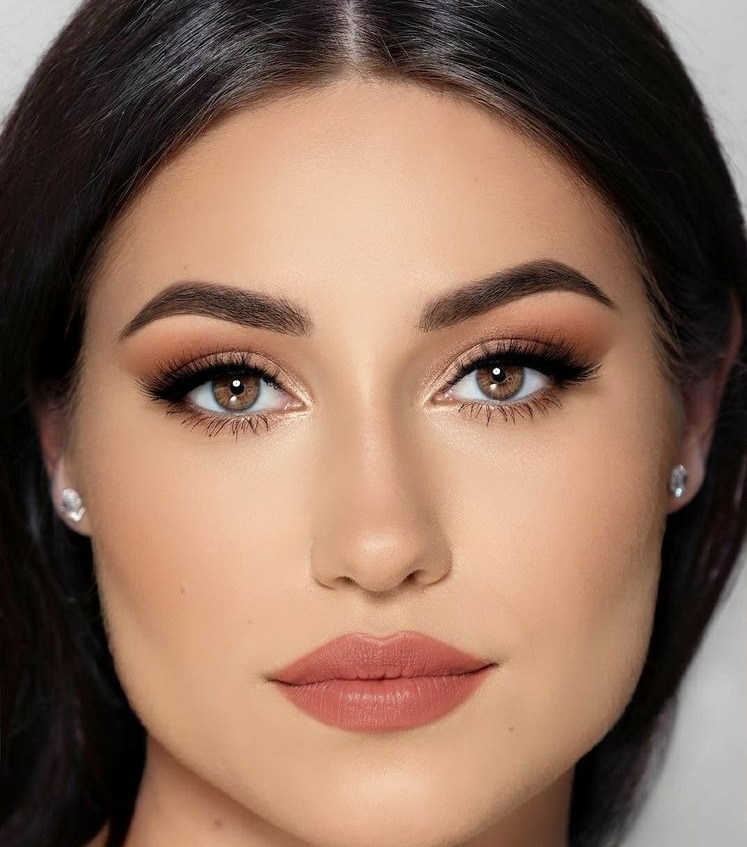 مكياج ناعم للصاحبات العيون العسلية بالخطوات