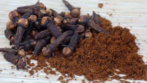 لا تفوتي وصفات القرنفل التقليدية  للعناية بمشاكل الشعر