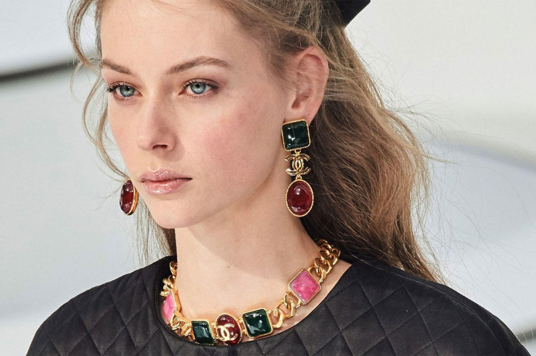 للعروس: أقراط الأحجار الكريمة الملونة لإطلالة ساحرة في يوم الزفاف