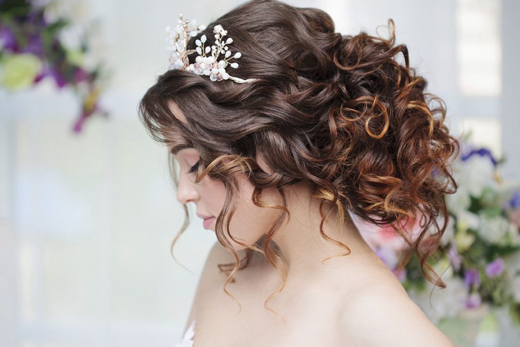 للعروس الجديدة: تسريحات شعر أنيقة للمناسبات والأعياد