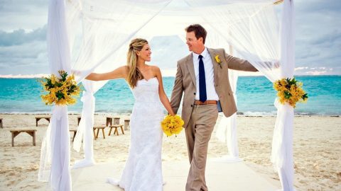 خطوات لحفل زفاف ناجح على شاطئ البحر