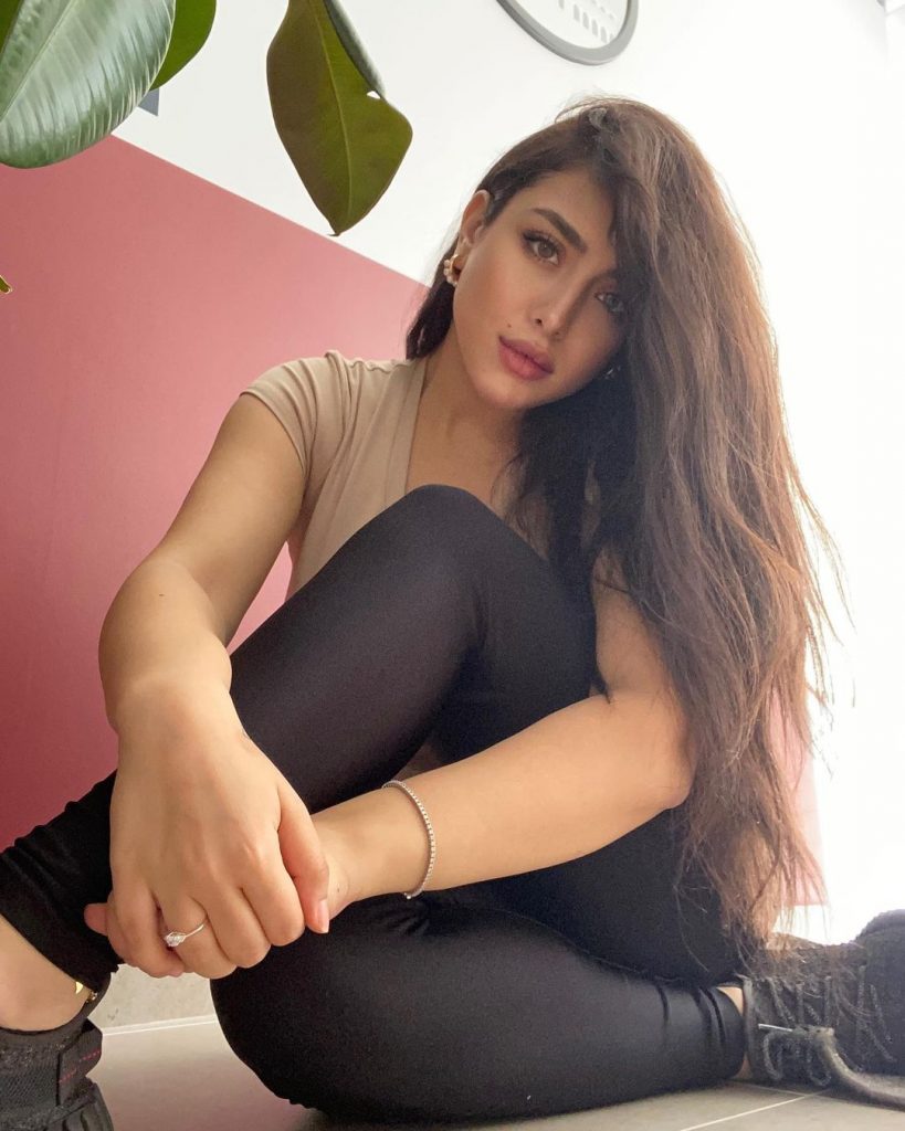 تظهر مع حبيبها السري وهذه هويته المخفية!