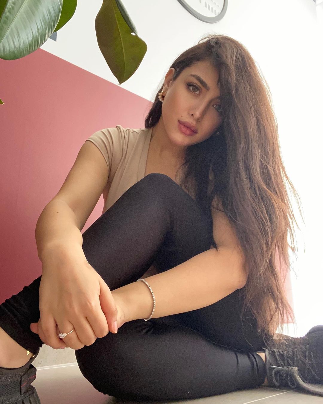 تظهر مع حبيبها السري وهذه هويته المخفية!