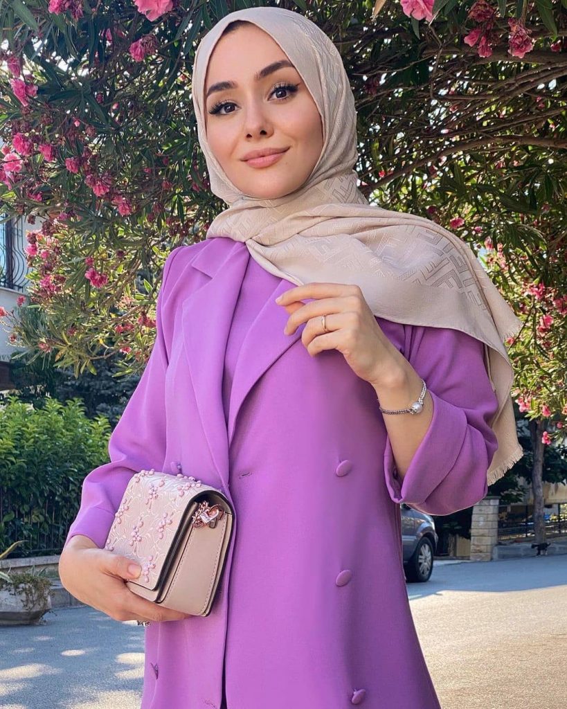 البنفسجي يسيطر على عرش موضة هذا العام 2021