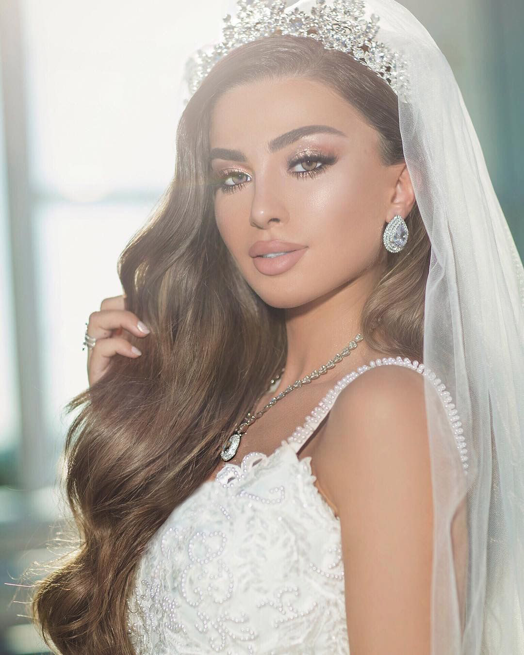 تسريحات شعر أنيقة وبسيطة لعروس صيف 2021