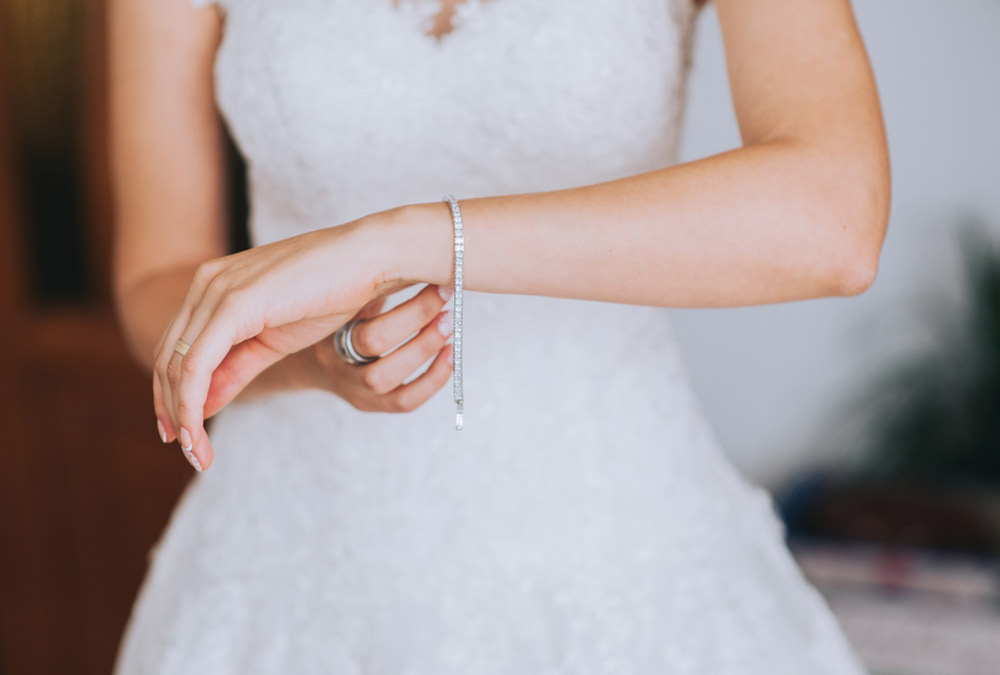 أساور رفيعة من الذهب الأبيض لعروس صيف 2021