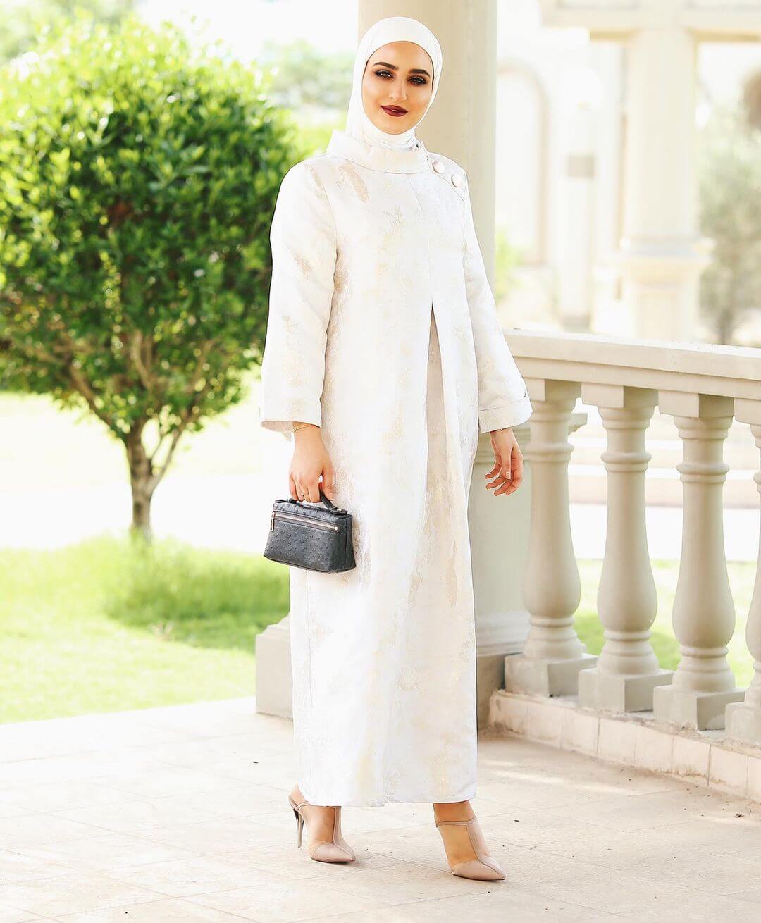فساتين طويلة باللون الأبيض للمحجبات