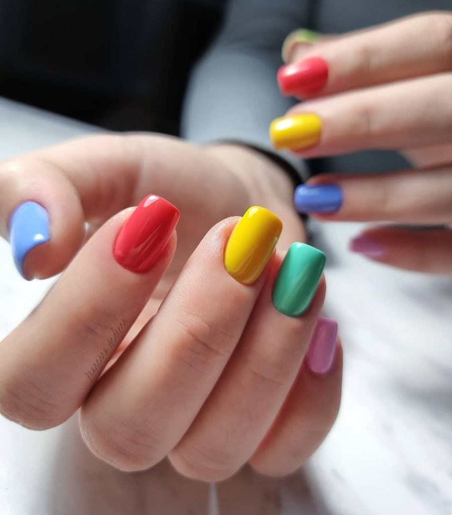 رسمات الأظافر الملونة لإطلالة مميزة في عيد الأضحى المبارك