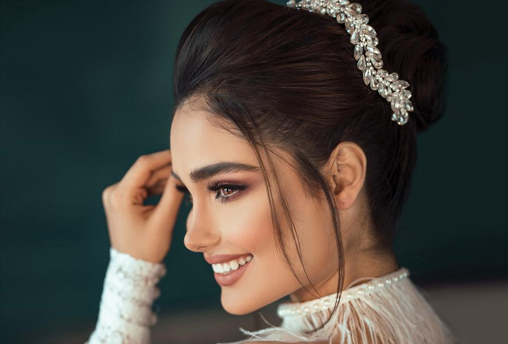 لمزيد من الجمال تزيني بابتسامة ساحرة في ليلة الزفاف