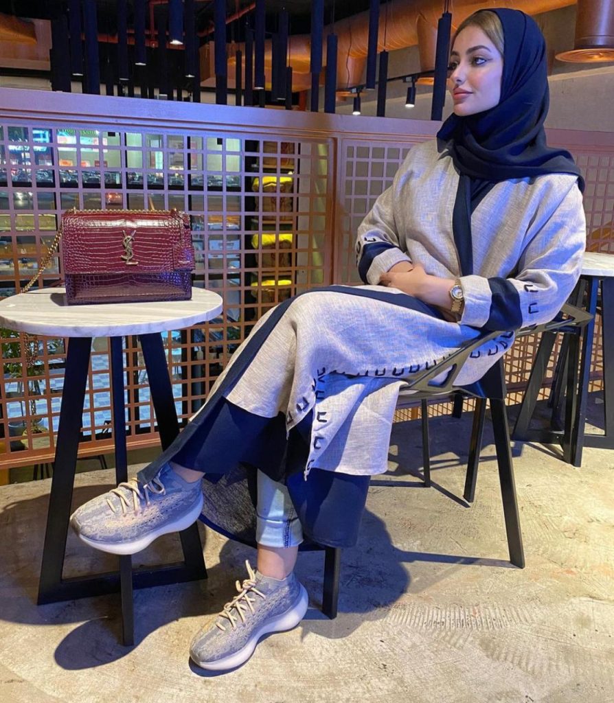 نصائح لارتداء حذاء رياضي مع العباية يوم عيد الأضحى المبارك