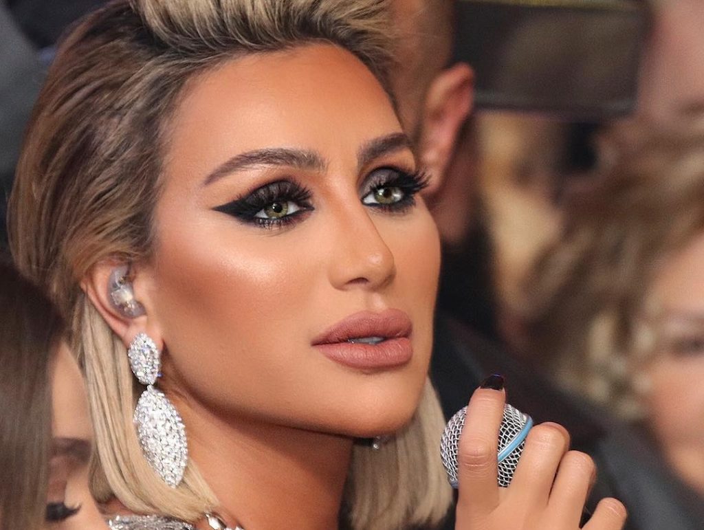 موديلات آيلاينر ملون لا تفوتي تطبيقها في سهرات صيف 2021