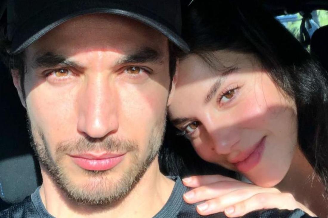 بالصور: حبيب سينتيا صاموئيل يرسم اسمها على جسده وهذه ردة فعلها!