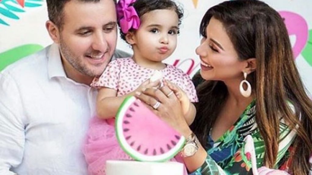 بالفيديو: زوج مهيرة عبد العزيز يفاجئها بأسلوب مميز في ذكرى زواجهما!