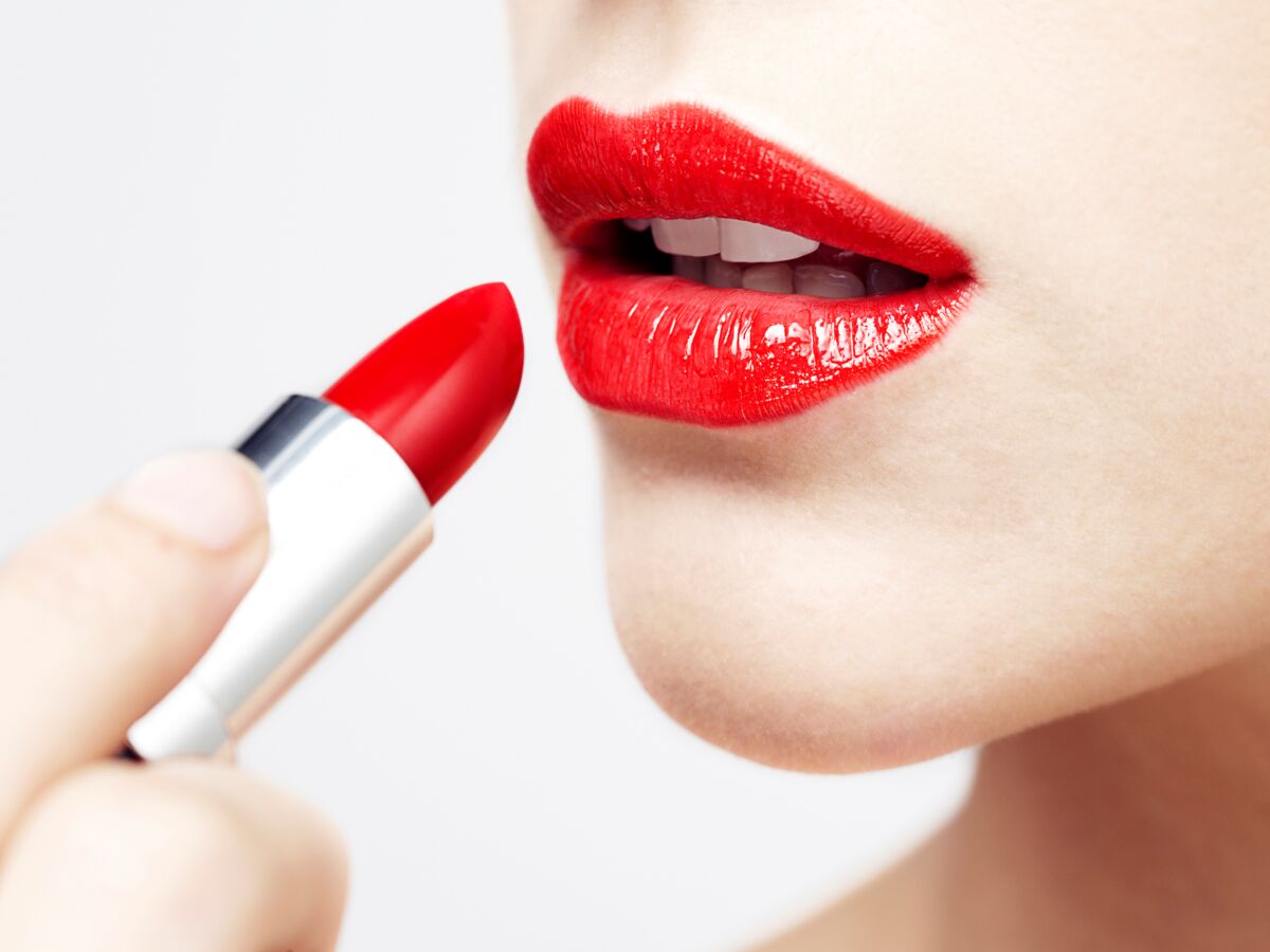 черная водолазка и красная помада. Artistry красная помада. красная помада прикол. помада для губ. красная помада на твоей футболке можно.