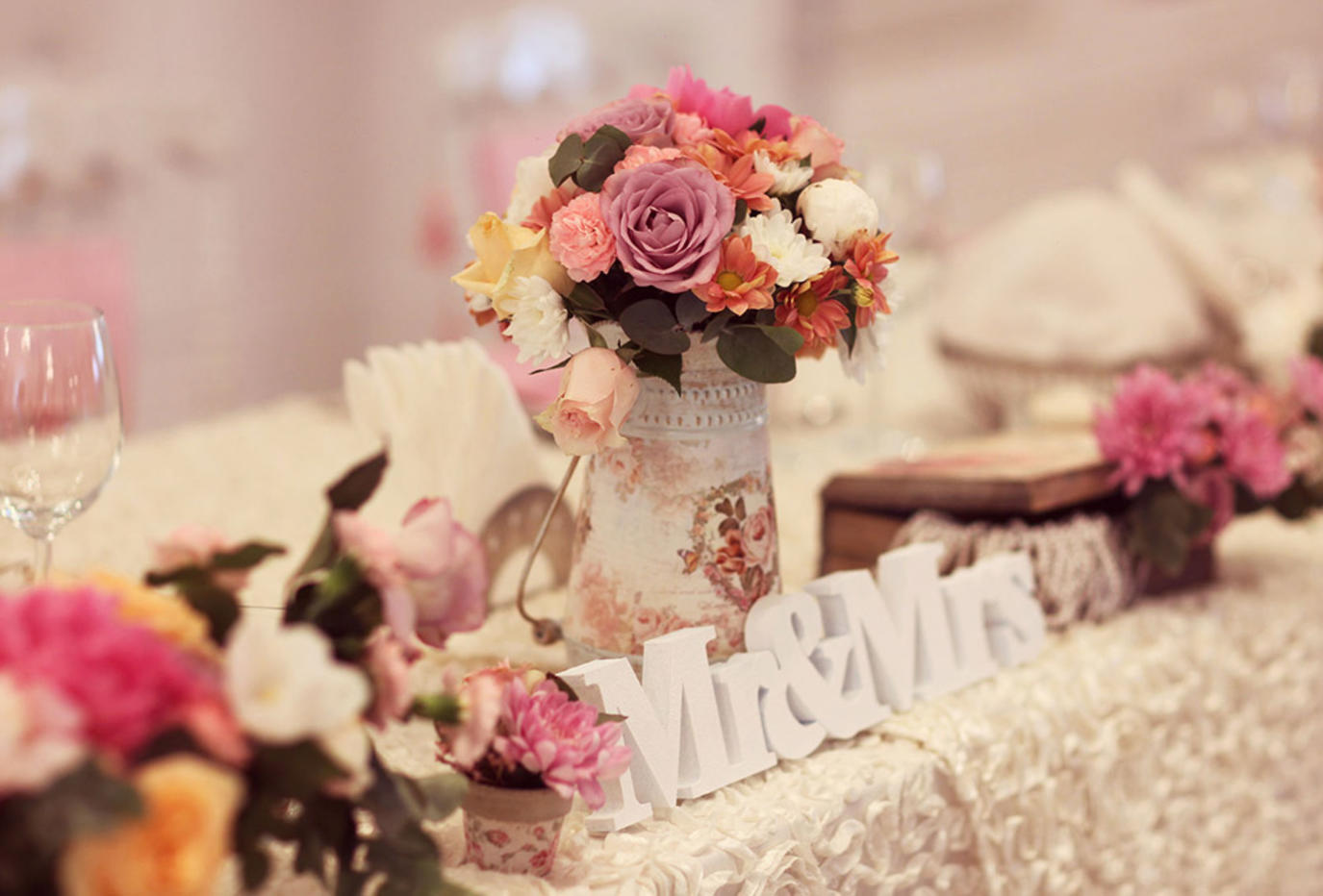 أفكار لتزيين طاولة عقد القران في المنزل