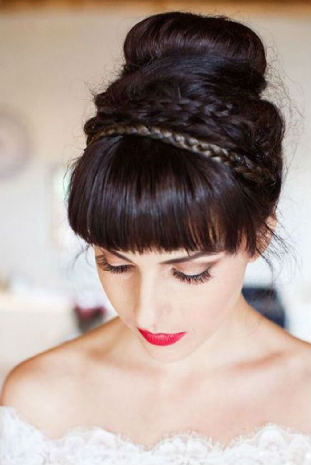 الكعكة المرتفعة للعروس.. تسريحة كلاسيكية لا تمل