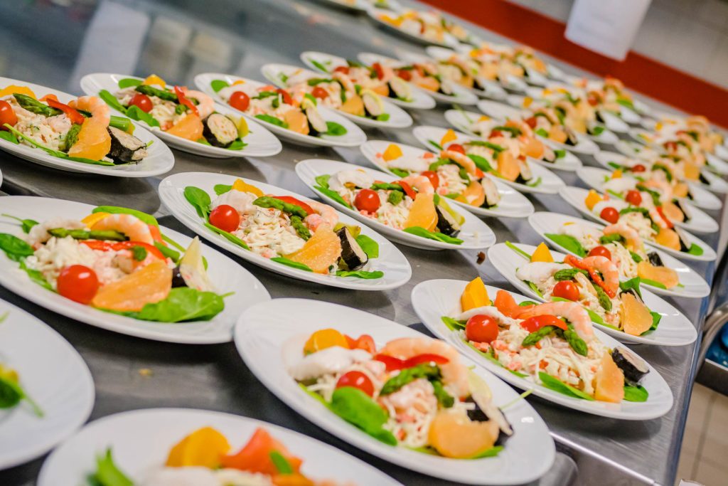 نصائح لإنجاح تنسيق بوفيه المأكولات والمشروبات في حفل الزفاف