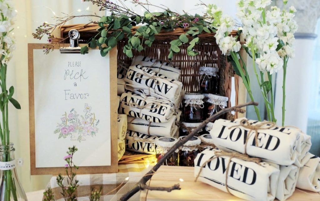 أفكار هدايا يمكن تقديمها للعروسين